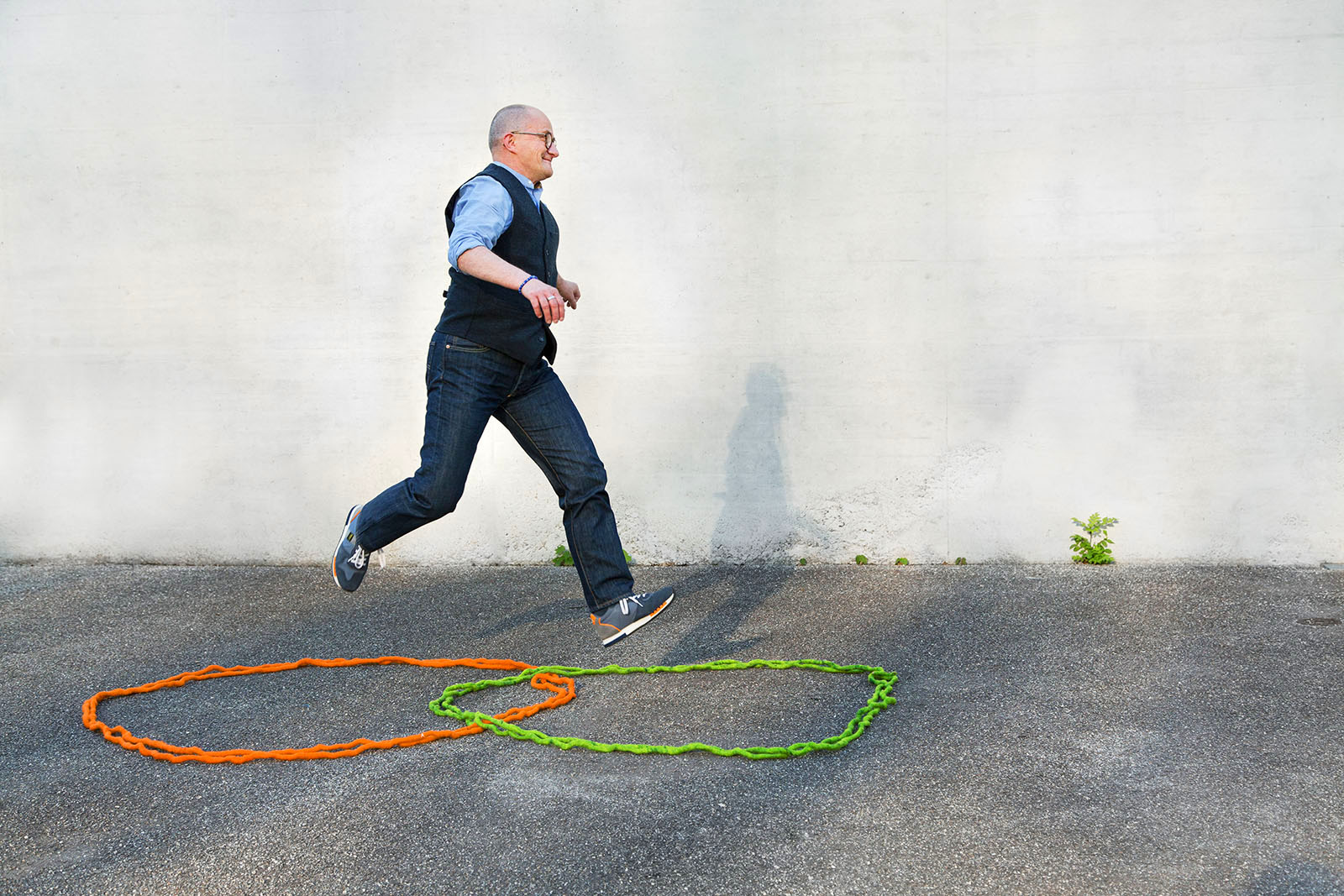 Steven Förster, Chancen-Schritt Coaching ü50, Steven springt über bunte Seile am Boden Steven Förster, Chancen-Schritt Coaching ü50, Steven springt über bunte Seile am Boden