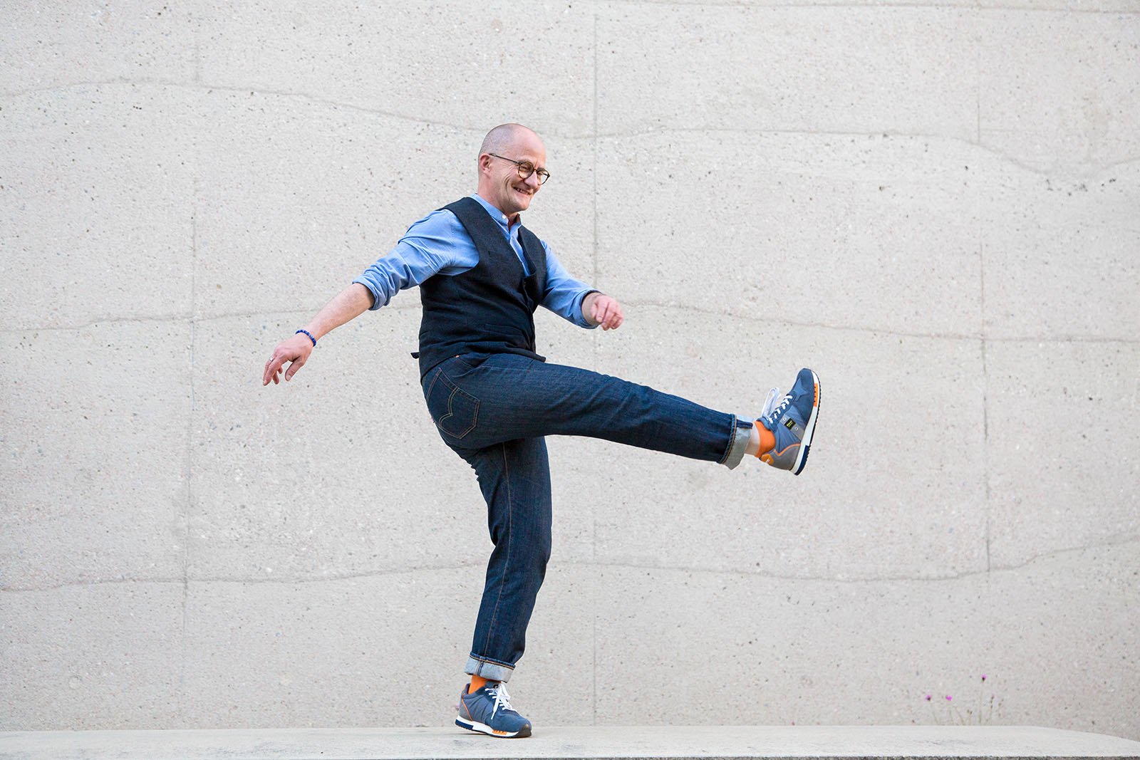 Steven Förster, Chancen-Schritt Coaching ü50, Steven in schwungvoller Bewegung, wirft Bein in die Höhe Steven Förster, Chancen-Schritt Coaching ü50, Steven in schwungvoller Bewegung, wirft Bein in die Höhe